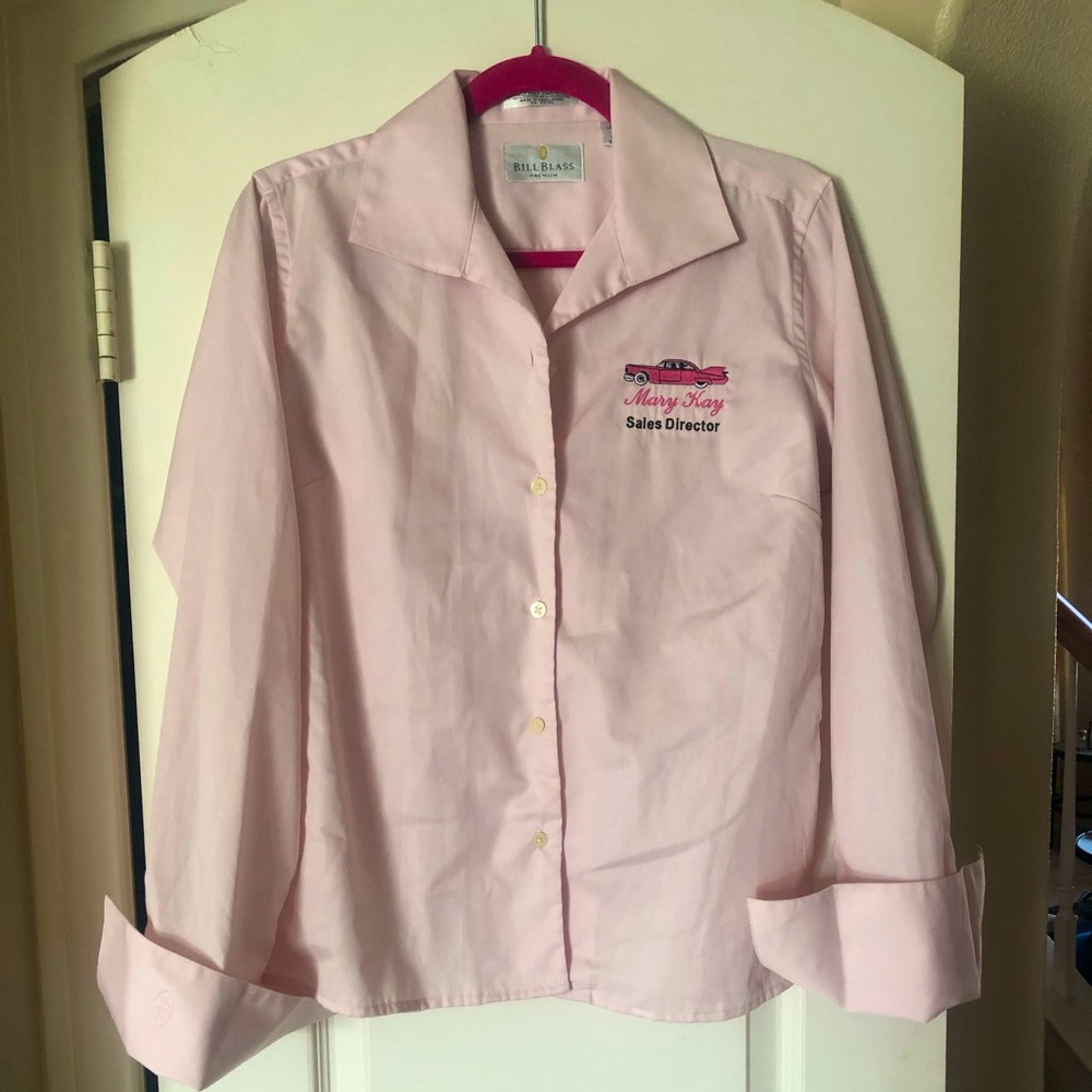 Long sleeve Bill Blass button front blouse.